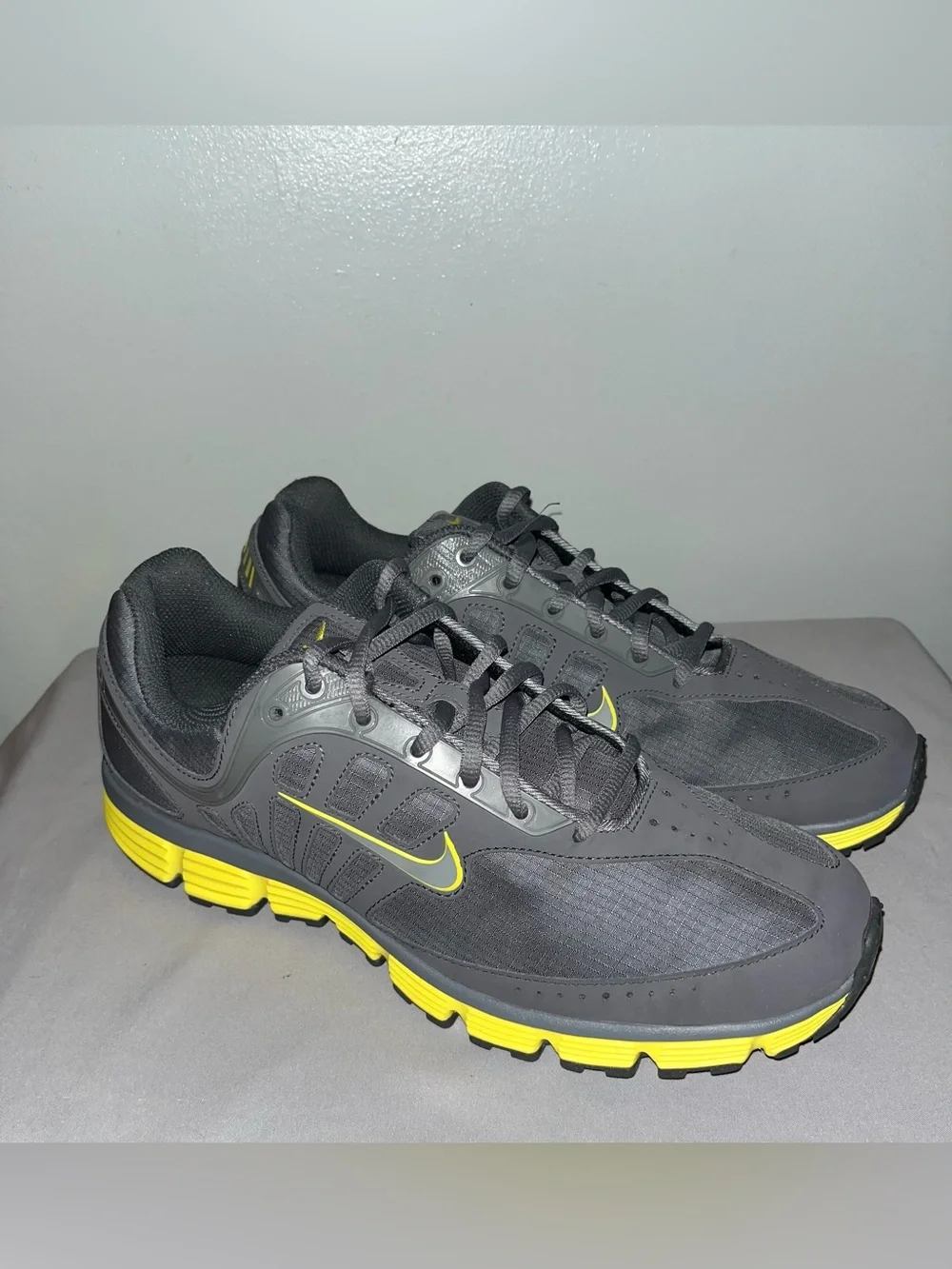 Nike Dart 9 running Shoe Size 10.5 Neon Volt/Bright Yellow With Grey Mesh Upper